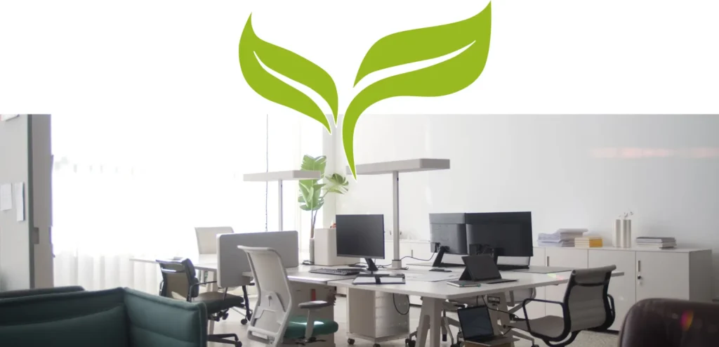 Hellgraue Workbench in einem hellen Büroraum mit Bürostühlen, Bildschirmen und Stehleuchten